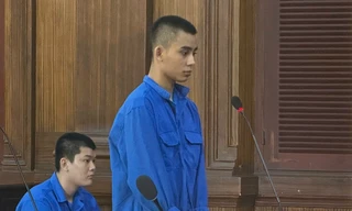 Hai bị cáo tại phiên tòa.