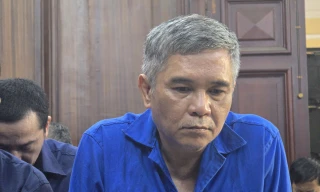 Các bị cáo tại phiên tòa chiều 13/1.