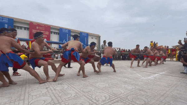 Hàng trăm người vây kín đội trai tráng cởi trần kéo co ngồi đền Trấn Vũ