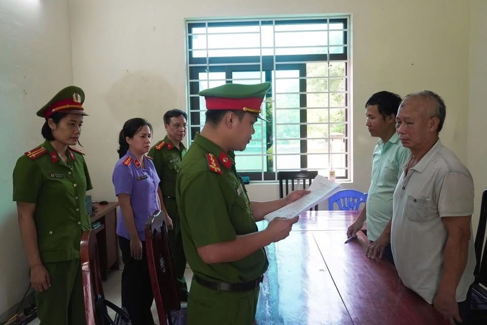 Cơ quan CSĐT Công an tỉnh Phú Thọ thi hành quyết định khởi tố bị can Phan Văn Phòng. z7142426332323-079a34188310beb1578fb868727ec754.jpg