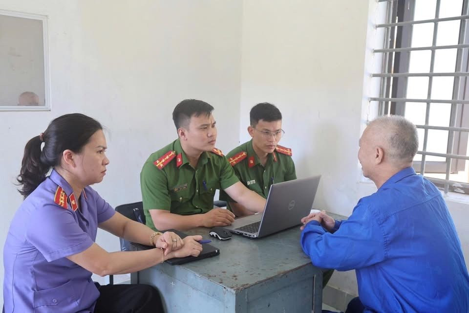 Cơ quan CSĐT Công an tỉnh Phú Thọ làm việc với đối tượng Phan Văn Phòng z7142426299312-c256f8bb69ae68a286d0185f27843b5d.jpg