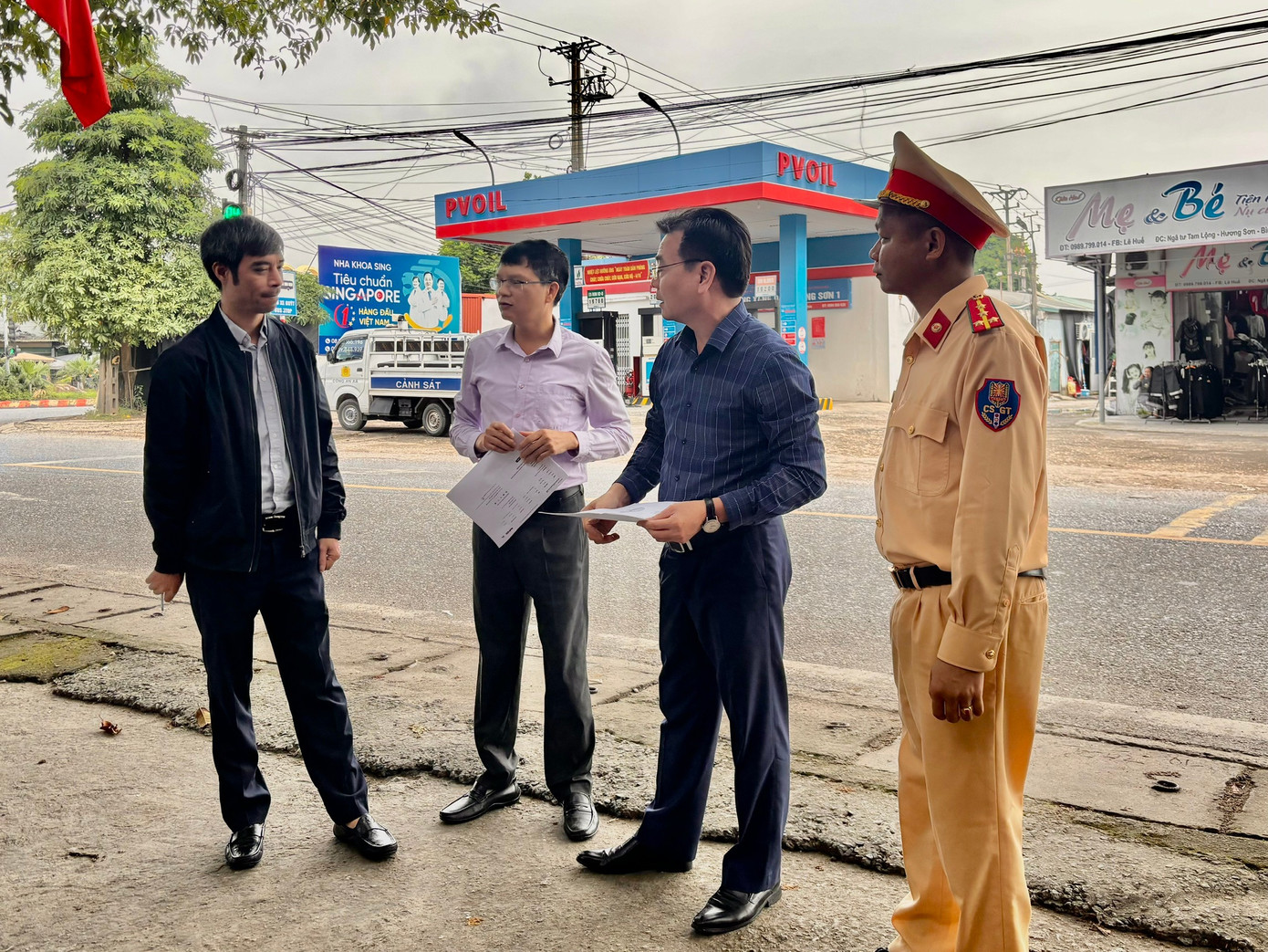 Đại diện Sở Xây dựng, UBND xã Bình Xuyên và các đơn vị liên quan kiểm tra thực tế, bàn giải pháp khắc phục ùn tắc giao thông. z7194874514597-4dcd10b9140ff5de9a59bb0b390f4dcb.jpg