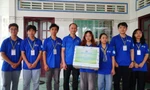 ĐHQG TP. HCM thăm, tặng quà sinh viên tham gia chiến dịch ‘Mùa Hè Xanh’ tại tỉnh Vĩnh Long