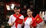 Các bạn trẻ ‘nhuộm đỏ’ đường sách TP. HCM trong sắc cờ Tổ quốc 