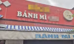Cơ sở bán bánh mì hiện đã đóng cửa, cơ quan chức năng đang khẩn trương truy tìm nguyên nhân