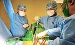 Người phụ nữ bị gãy xương sống do thang máy đứt cáp rơi tự do
