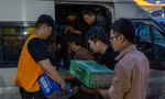 Những chuyến xe ‘đầy ắp tình thương’ của các bạn trẻ TP. HCM đến với bà con vùng bão lũ