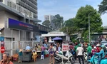 Hàng rong bủa vây bệnh viện, chính quyền phường hành động nửa vời