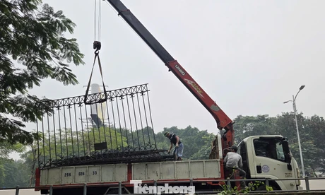 Công viên đầu tiên của Thủ đô được hạ rào toàn bộ