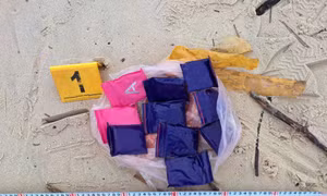 Nhiều túi ni lông chứa viên nén nghi ma tuý dạt vào bờ biển Quảng Trị 