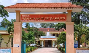 Sau vụ ngộ độc tập thể, học sinh đồng loạt nghỉ học ‘tẩy chay’ phó hiệu trưởng