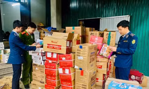 Tạm giữ hơn 1.300 đơn vị thực phẩm không rõ nguồn gốc tại một cơ sở kinh doanh ở Quảng Trị 