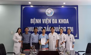Khen thưởng nhân viên y tế trả lại 440 triệu đồng chuyển nhầm