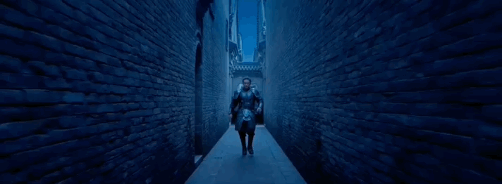 Toàn bộ phim hầu như chỉ diễn ra trong một khu dinh thự, và cũng chỉ gói gọn trong một canh giờ. Nhưng tài tình thay, dù đi ngược hẳn so với phong cách làm phim cổ trang thông thường, Trương Nghệ Mưu vẫn nhào nặn ra một Mãn giang hồng cuốn hút và hấp dẫn từ đầu chí cuối, khiến người xem khó lòng rời mắt khỏi màn hình, và luôn tự hỏi: “Chuyện gì sẽ xảy ra tiếp theo?”.