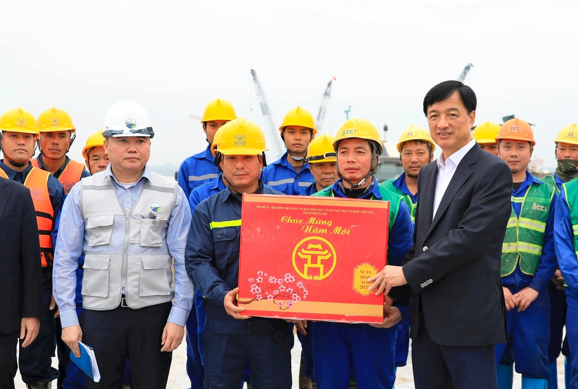 Bí thư Hà Nội thị sát công trường cầu Hồng Hà, đôn đốc tiến độ Vành đai 4
