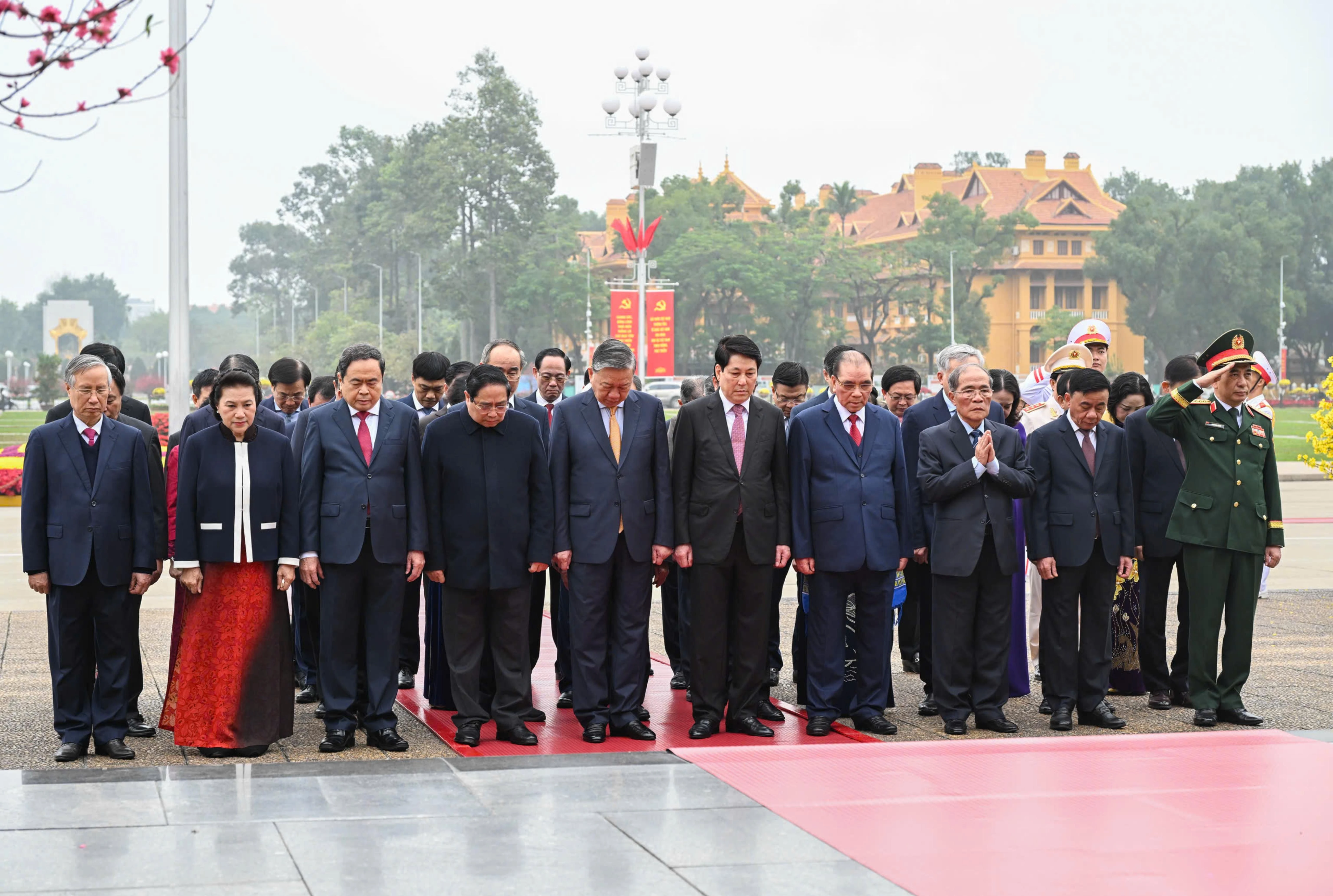 Lãnh đạo cấp cao viếng Lăng Bác, tri ân Anh hùng Liệt sĩ dịp Tết Bính Ngọ 2026