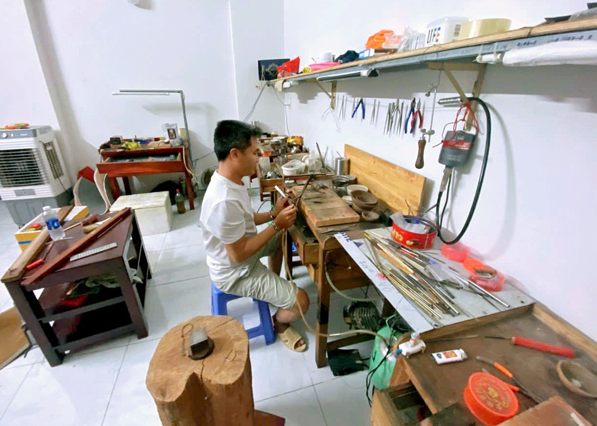 Một trong bị can thực hiện việc chế tác vàng. 5.jpg