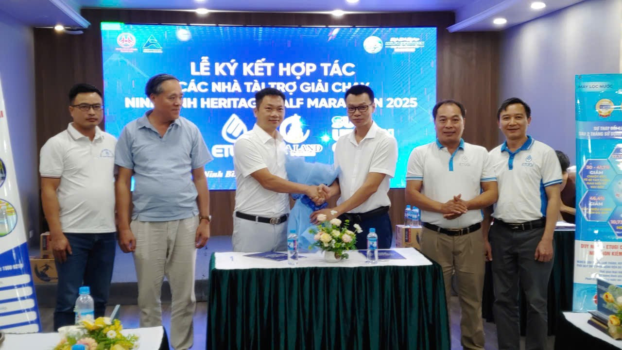 Đại diện Sở Văn hoá và Thể thao Ninh Bình; Công ty TNHH MTV Tràng An Ninh Bình cùng các nhà tài trợ tại buổi công bố đối tác giải Ninh Bình Heritage Half Marathon 2025. 1.jpg