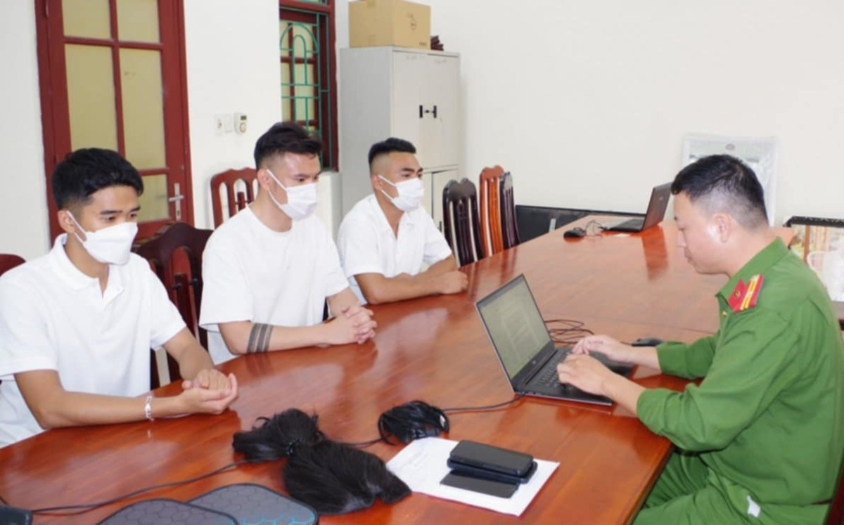 Ba đối tượng liên quan đến sự việc tại cơ quan công an. Ảnh: Công an tỉnh Ninh Bình 123.jpg