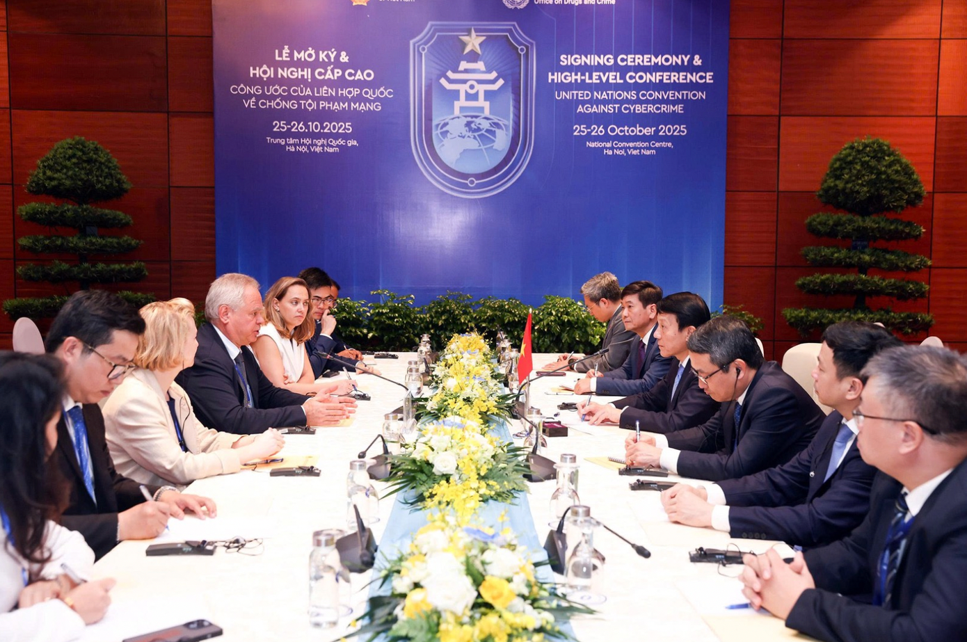 Các đại biểu hai quốc gia tại buổi làm việc. screen-shot-2025-10-25-at-195039.png