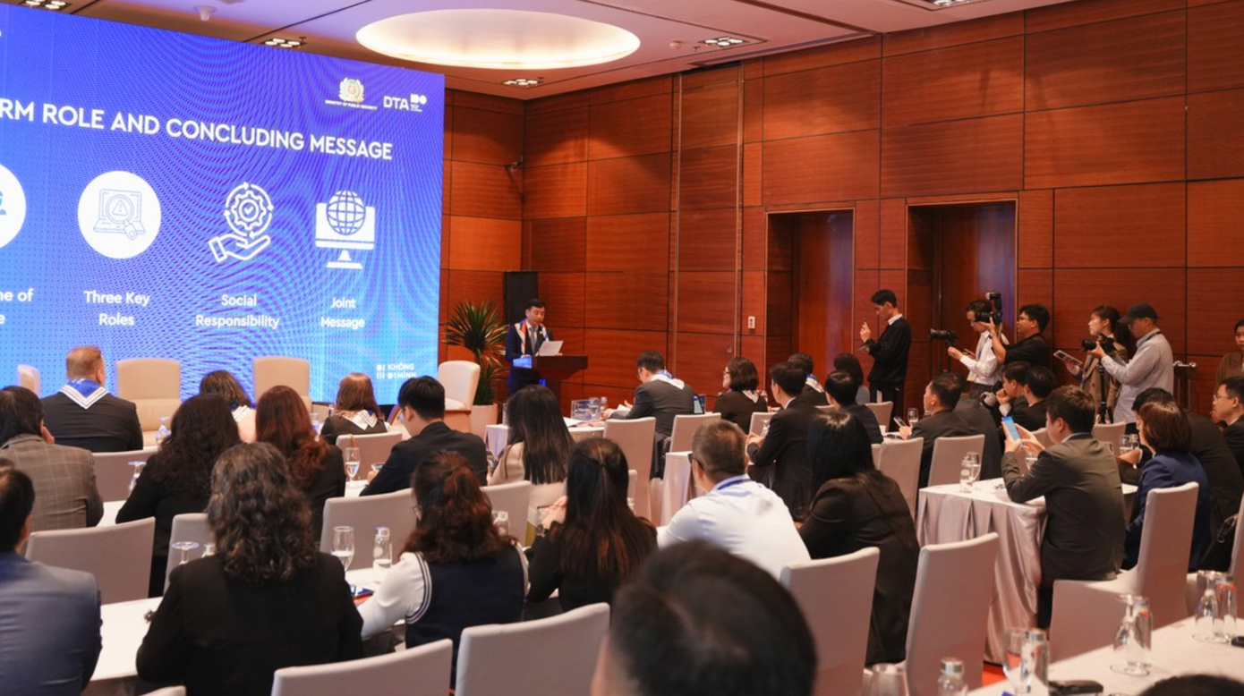 Các đại biểu tham dự toạ đàm. screen-shot-2025-10-25-at-204352.png