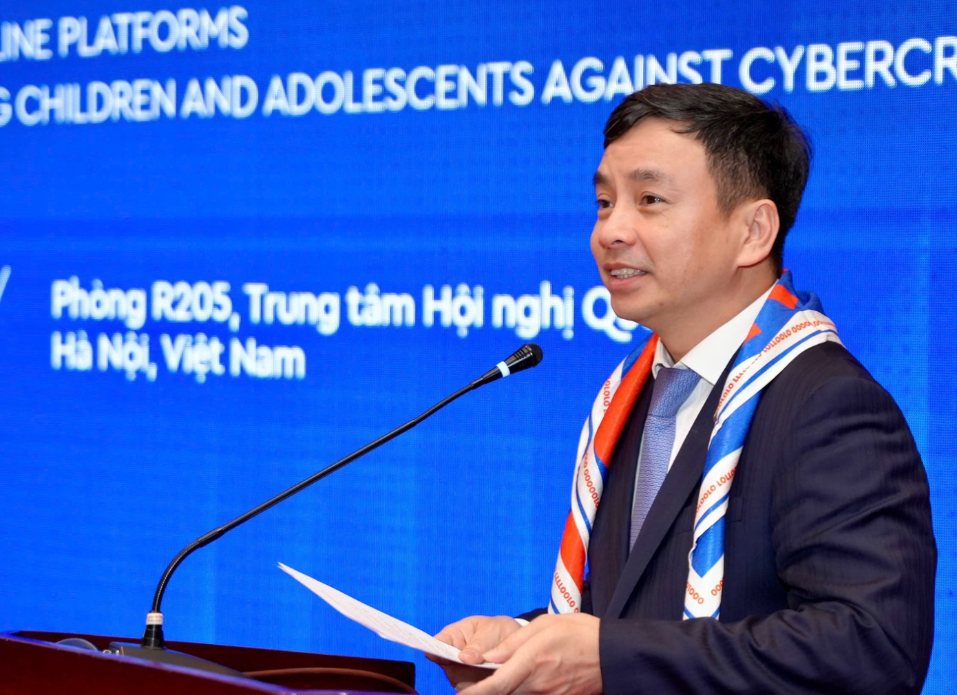 Thiếu tướng Lê Xuân Minh, Cục trưởng Cục An ninh mạng và phòng chống tội phạm sử dụng công nghệ cao phát biểu tại tọa đàm. screen-shot-2025-10-25-at-204324.png