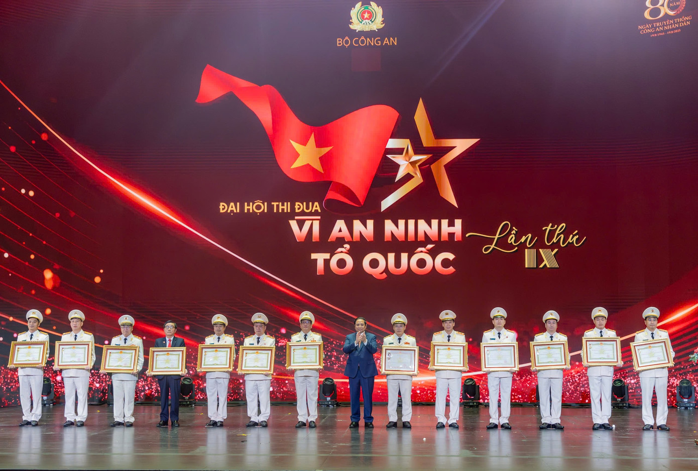 Thay mặt lãnh đạo Đảng, Nhà nước, Thủ tướng Phạm Minh Chính đã trao Huân chương Quân công hạng Nhất tặng Thượng tướng Nguyễn Văn Long, Thứ trưởng Bộ Công an; trao danh hiệu "Anh hùng LLVTND" tặng 11 tập thể, cá nhân có thành tích đặc biệt xuất sắc; truy tặng danh hiệu "Anh hùng LLVTND" cho liệt sĩ Bùi Huy Giáp, nguyên Phó Ban Bảo vệ Ty Công an Nghệ An, nay là Công an tỉnh Nghệ An vì có thành tích đặc biệt xuất sắc trong kháng chiến chống Mỹ. Ảnh: Phạm Nam. 218.jpg