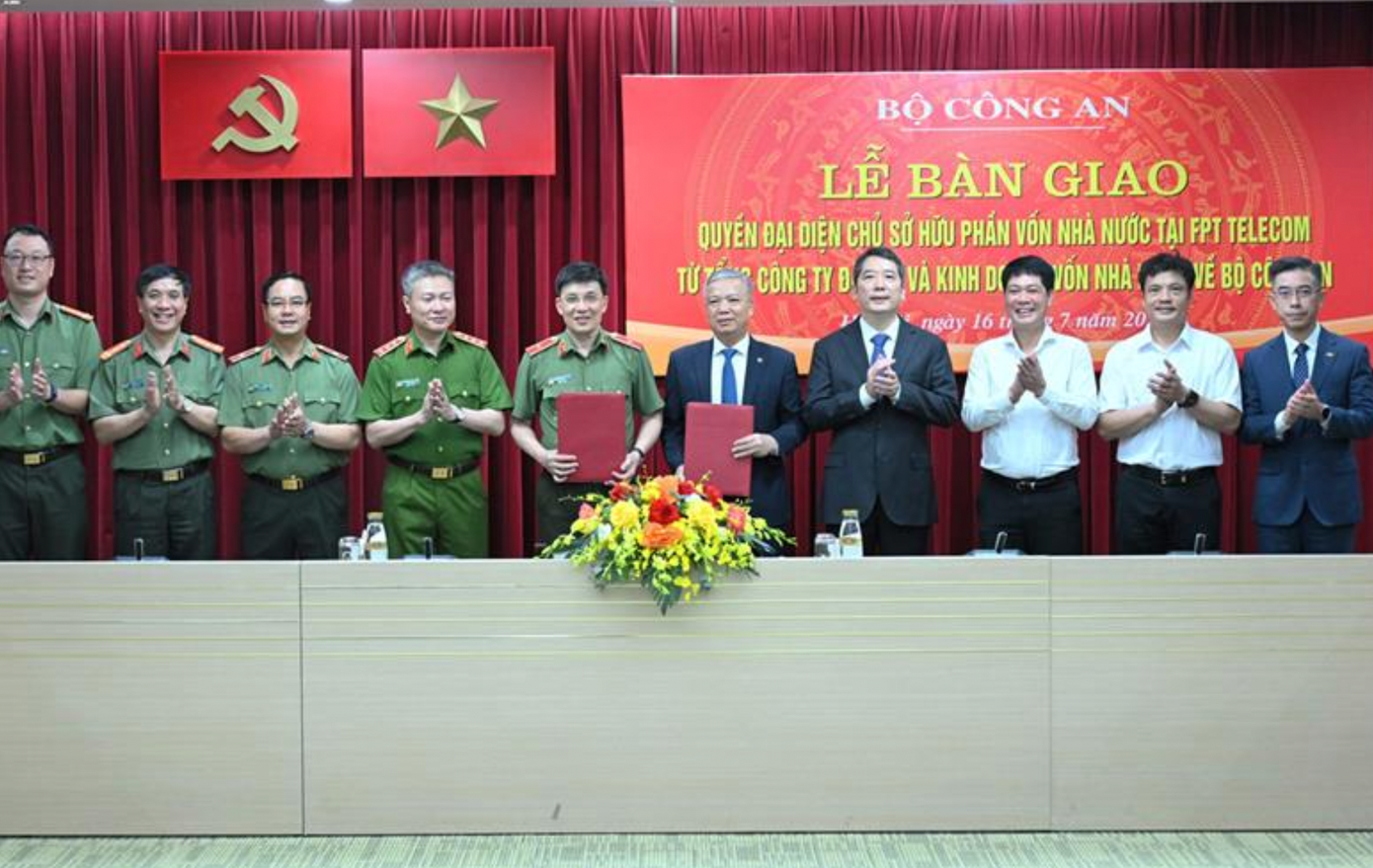 Đại diện Bộ Công an và SCIC ký kết biên bản bàn giao. Ảnh: BCA. screen-shot-2025-07-16-at-100125.png
