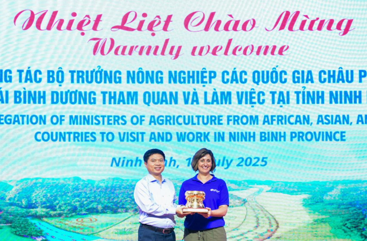 Ông Trương Quốc Huy, Bí thư Tỉnh uỷ, Trưởng Đoàn ĐBQH tỉnh tặng quà lưu niệm cho đại diện đoàn công tác. screen-shot-2025-07-16-at-182947.png