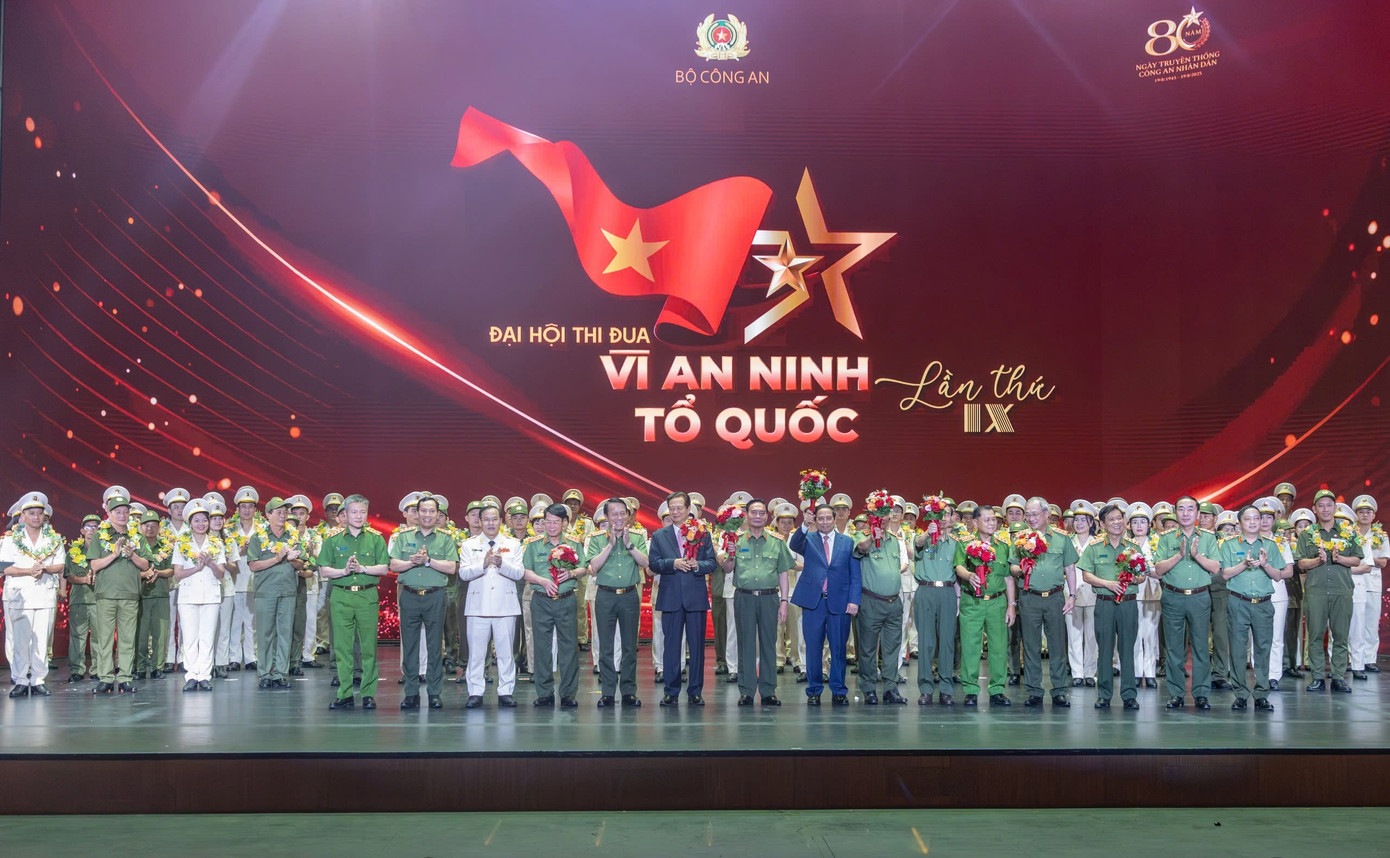 Những gương điển hình tiên tiến xuất sắc tại đại hội. Ảnh: Phạm Nam. 214.jpg