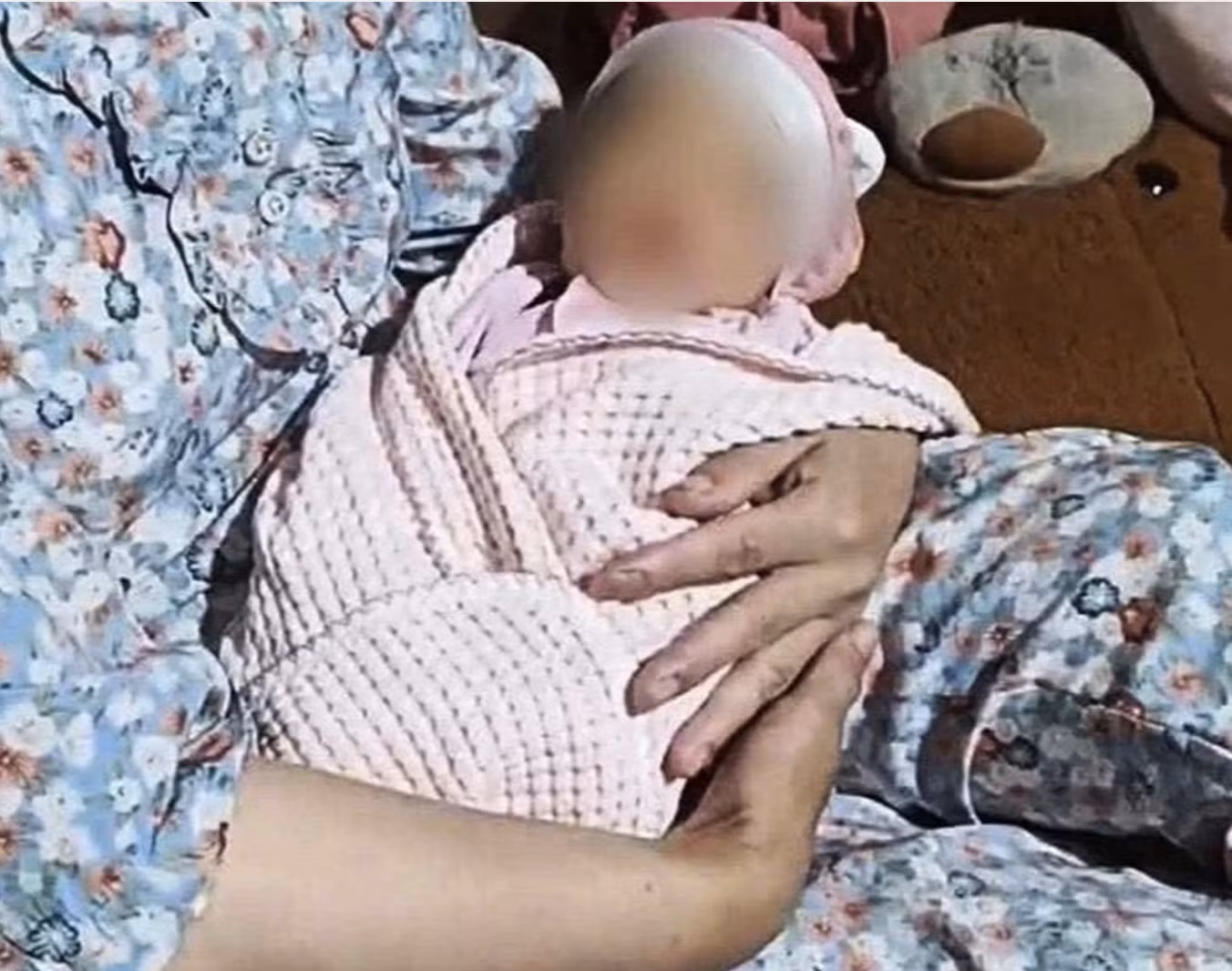 B&eacute; g&aacute;i bị bỏ rơi c&ugrave;ng lời nhắn ' Nhờ nu&ocirc;i nấng trưởng th&agrave;nh ' tại Nghệ An - Ảnh 3.