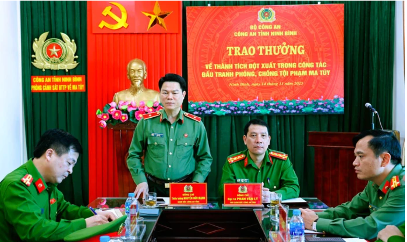 Thiếu tướng Nguyễn Hữu Mạnh, Giám đốc Công an tỉnh Ninh Bình, phát biểu tại buổi khen thưỏng. screen-shot-2025-11-15-at-233025.png