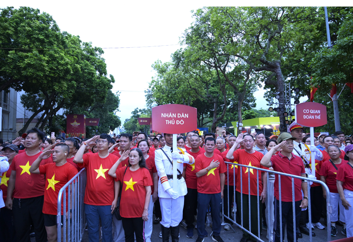 Hàng nghìn người dân cùng hát Quốc ca bên hồ Hoàn Kiếm (Hà Nội).