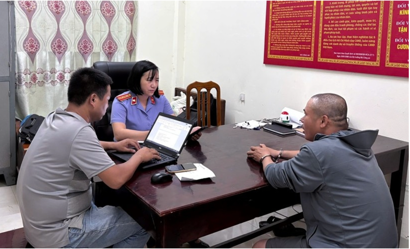 Đại diện Viện kiểm sát thực hiện thủ tục tố tụng với cai thầu. screen-shot-2025-11-16-at-055345.png