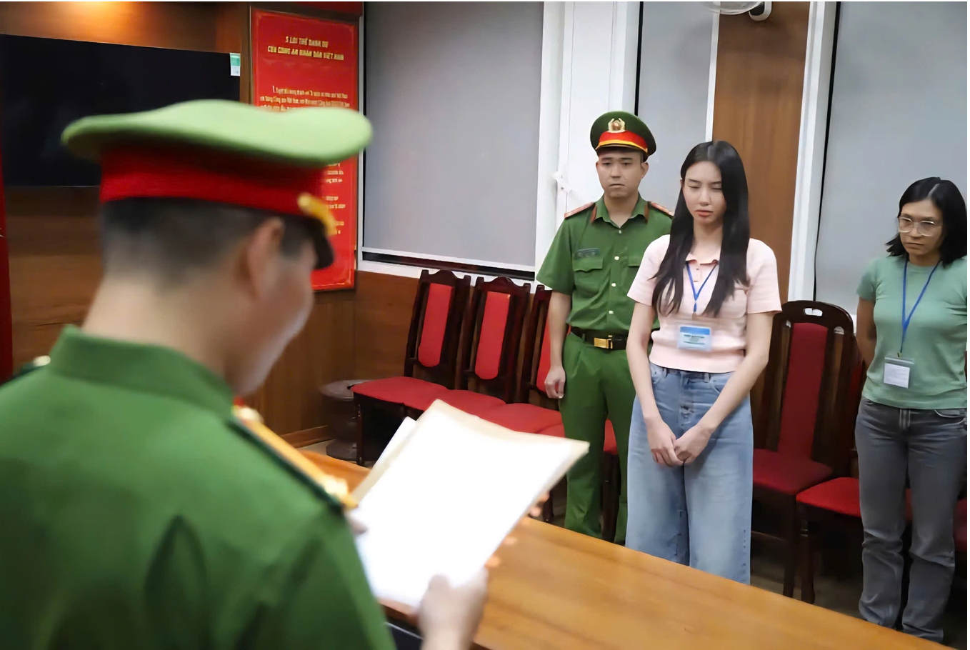 Bị can Nguyễn Thúc Thùy Tiên (áo hồng - Hoa hậu Hòa bình Quốc tế 2021). Ảnh: BCA. screen-shot-2025-09-04-at-181433.png