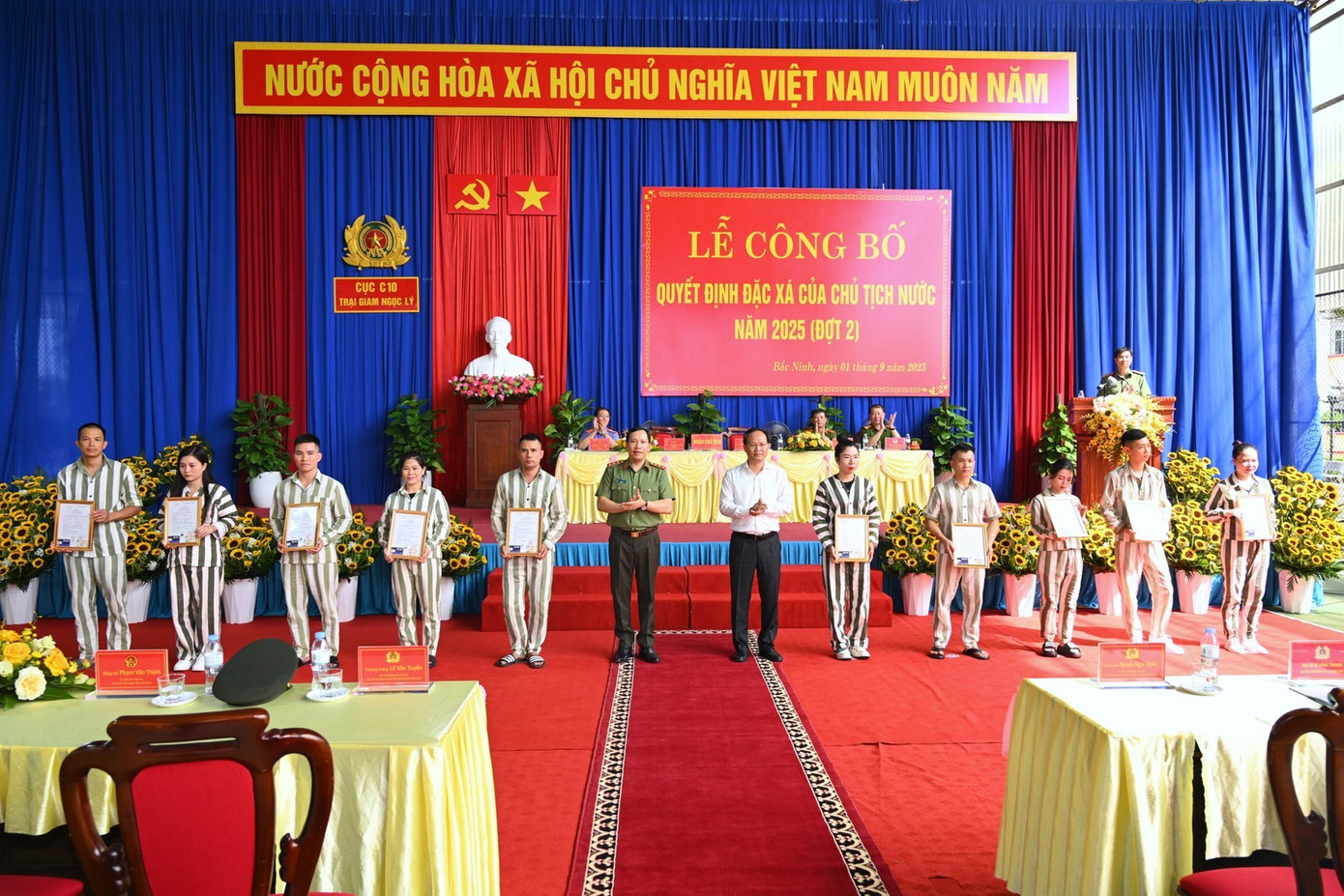 Thứ trưởng Lê Văn Tuyến và các đại biểu trao quyết định đặc xá cho các phạm nhân. articles-20250901125453-7290f874-fe65-4fa5-8302-1c8c7e1b63c0-1-trao-qd-1.jpg