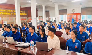 Lớp Bình dân học vụ số ở Hưng Yên