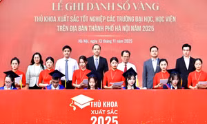 95 thủ khoa xuất sắc tốt nghiệp ở Hà Nội ghi danh bảng vàng
