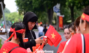 Bạn trẻ xuống đường làm thêm ngày tổng hợp luyện diễu binh, diễu hành