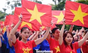 Chị Phạm Thị Bích Huệ phát biểu ý kiến tại phiên đối thoại. Ảnh: P.Linh