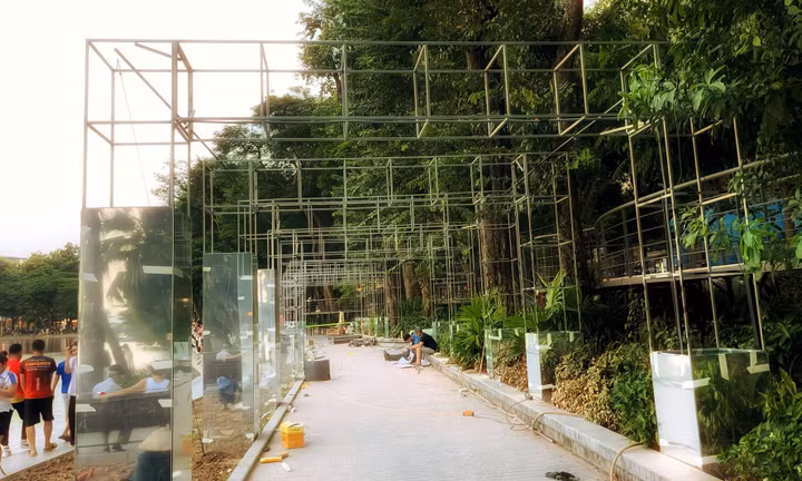 Cận cảnh khung gương, cầu cạn đang được hoàn thiện tại hồ Hoàn Kiếm