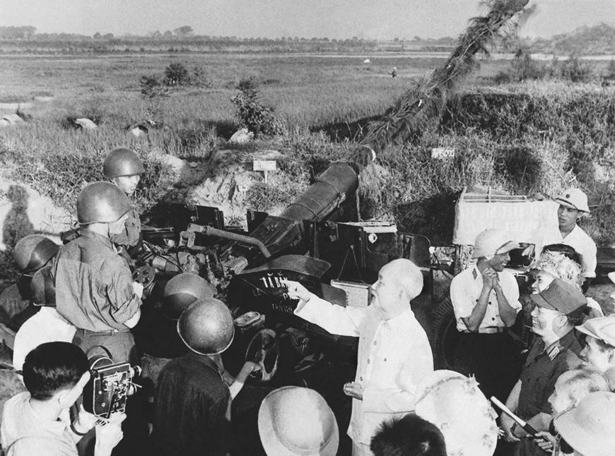 chu-tich-ho-chi-minh-den-tham-ca.jpg