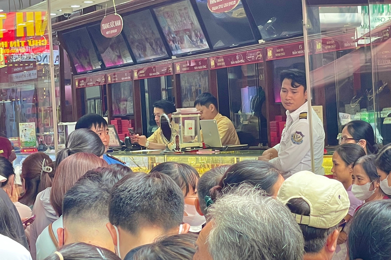 Cửa hàng treo biển hết vàng, nhiều người vẫn không chịu rời đi