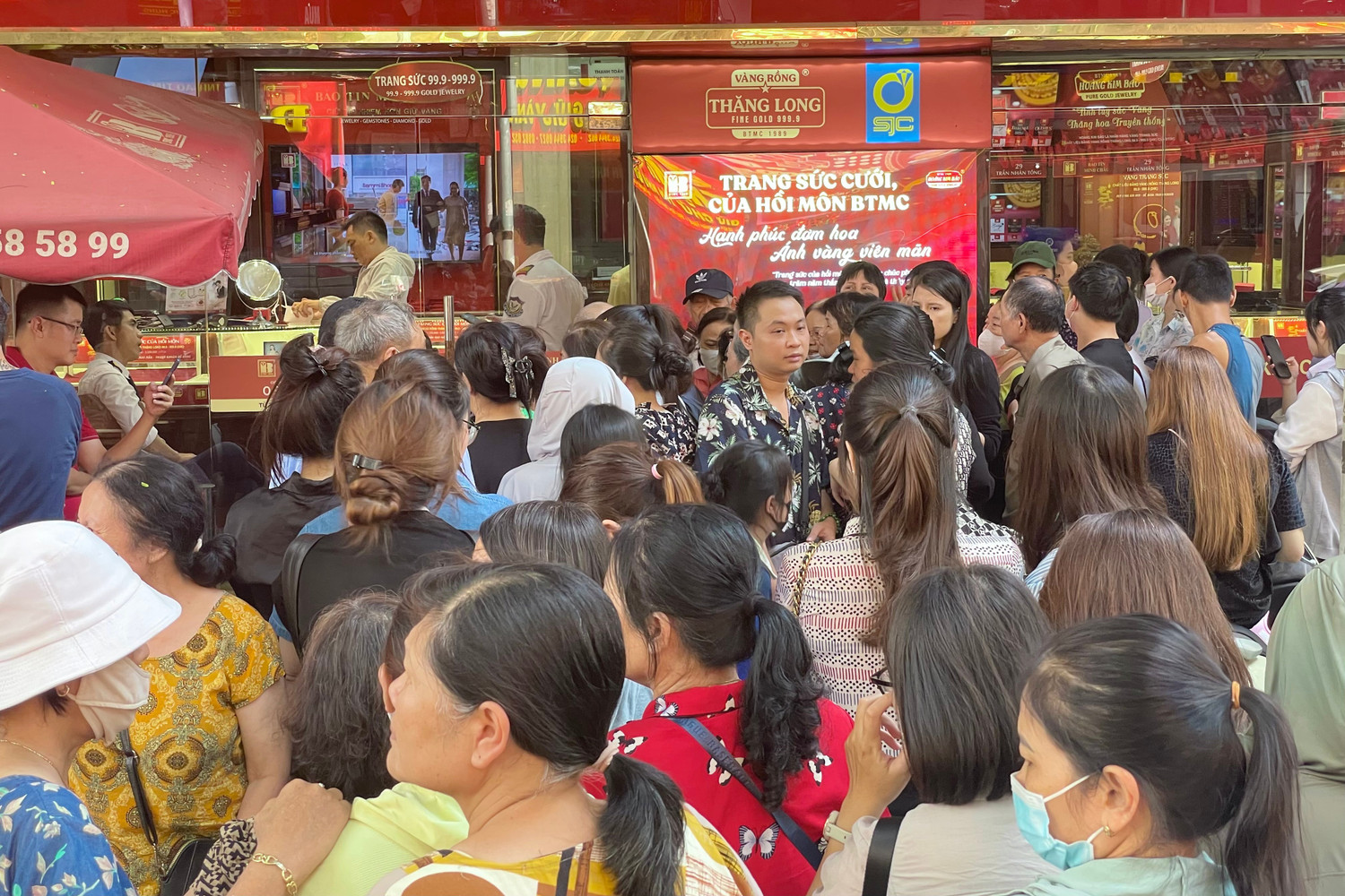 Cửa hàng treo biển hết vàng, nhiều người vẫn không chịu rời đi