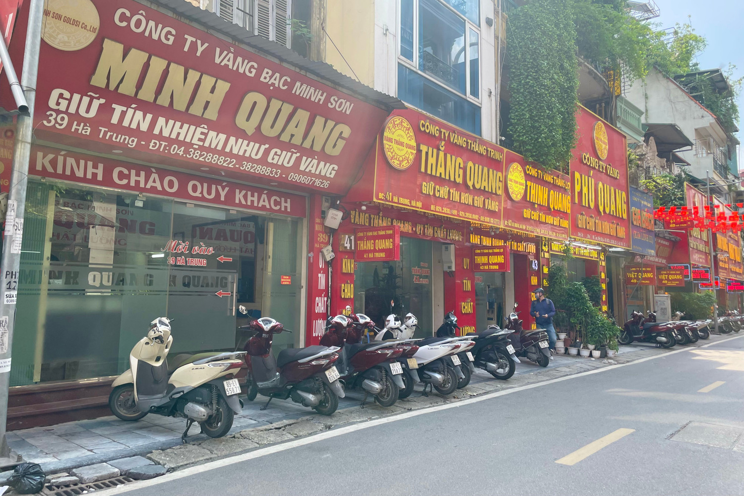 Cửa hàng treo biển hết vàng, nhiều người vẫn không chịu rời đi