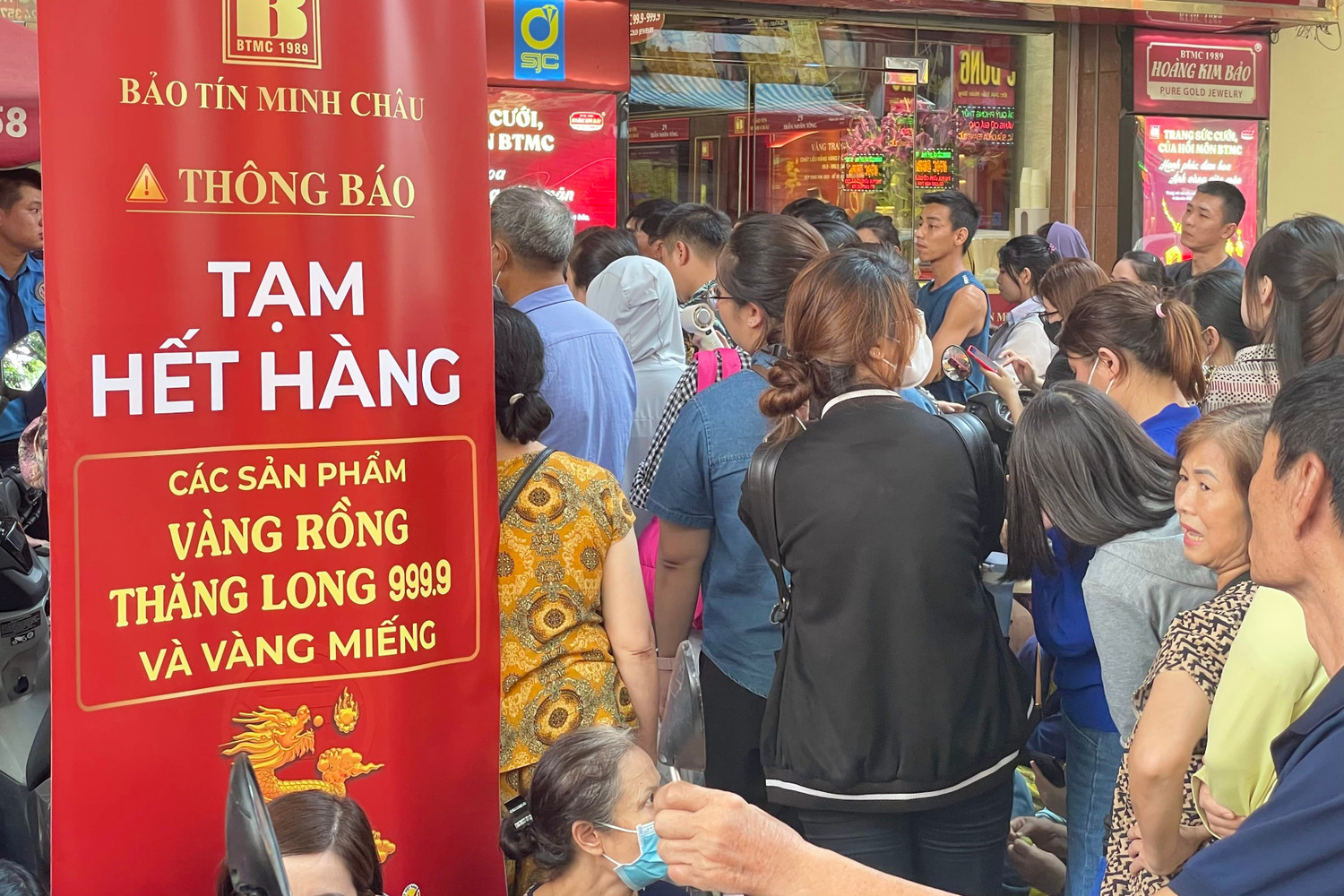 Cửa hàng treo biển hết vàng, nhiều người vẫn không chịu rời đi