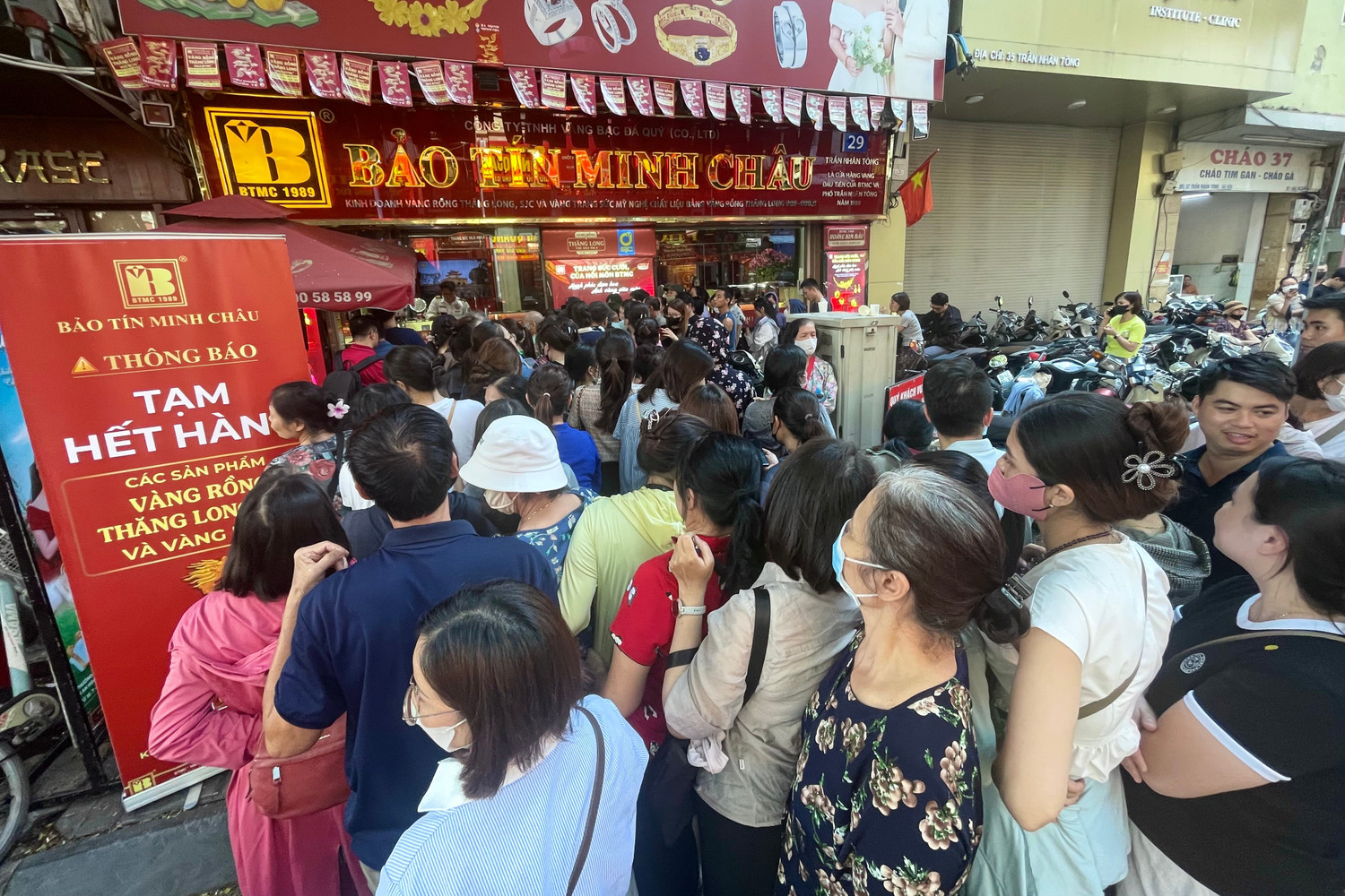 Cửa hàng treo biển hết vàng, nhiều người vẫn không chịu rời đi