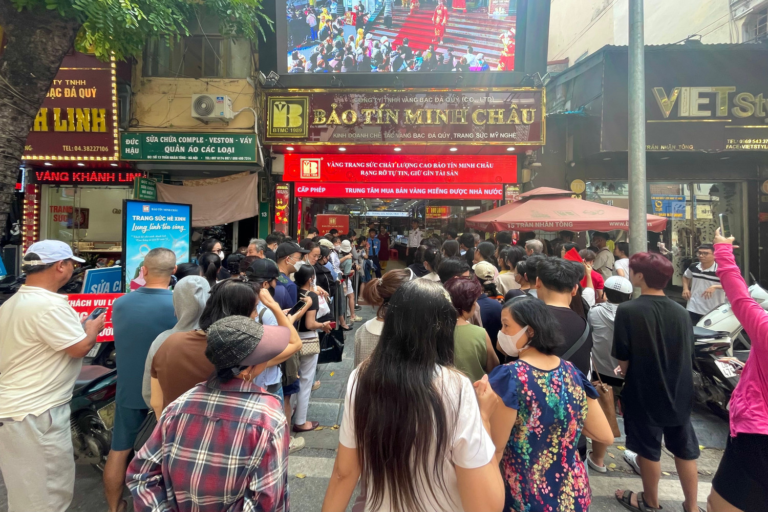 Cửa hàng treo biển hết vàng, nhiều người vẫn không chịu rời đi