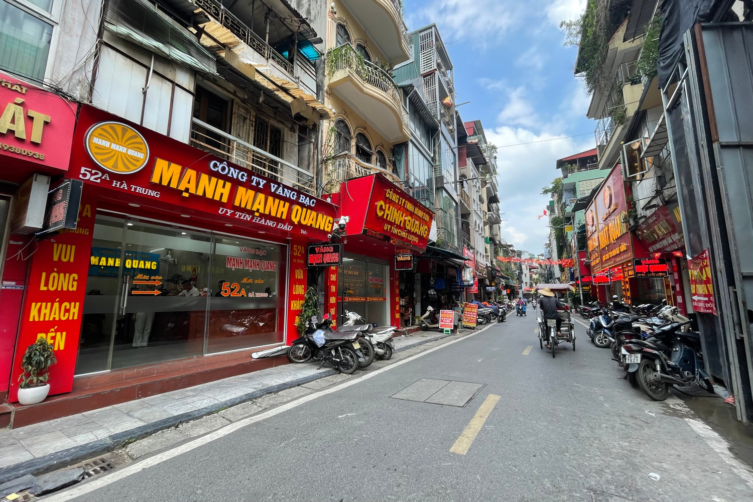 Cửa hàng treo biển hết vàng, nhiều người vẫn không chịu rời đi