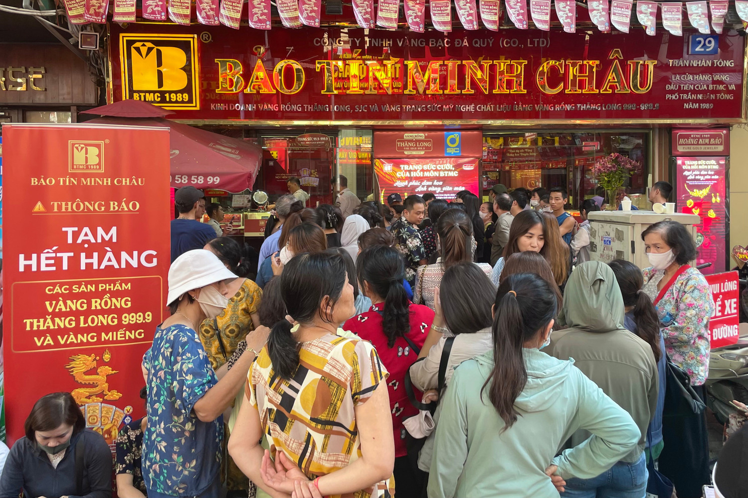 Cửa hàng treo biển hết vàng, nhiều người vẫn không chịu rời đi
